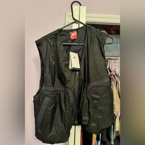 Nike Tech Woven sleeveless Vest HM4262-010 Black Men’s Size L. Loose fit. NWT